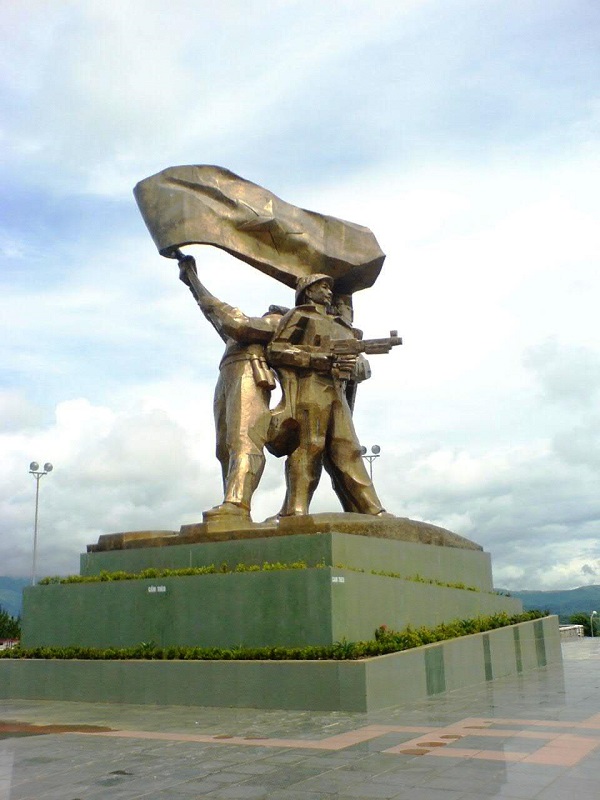 Dien_Bien_Phu_statue .jpg